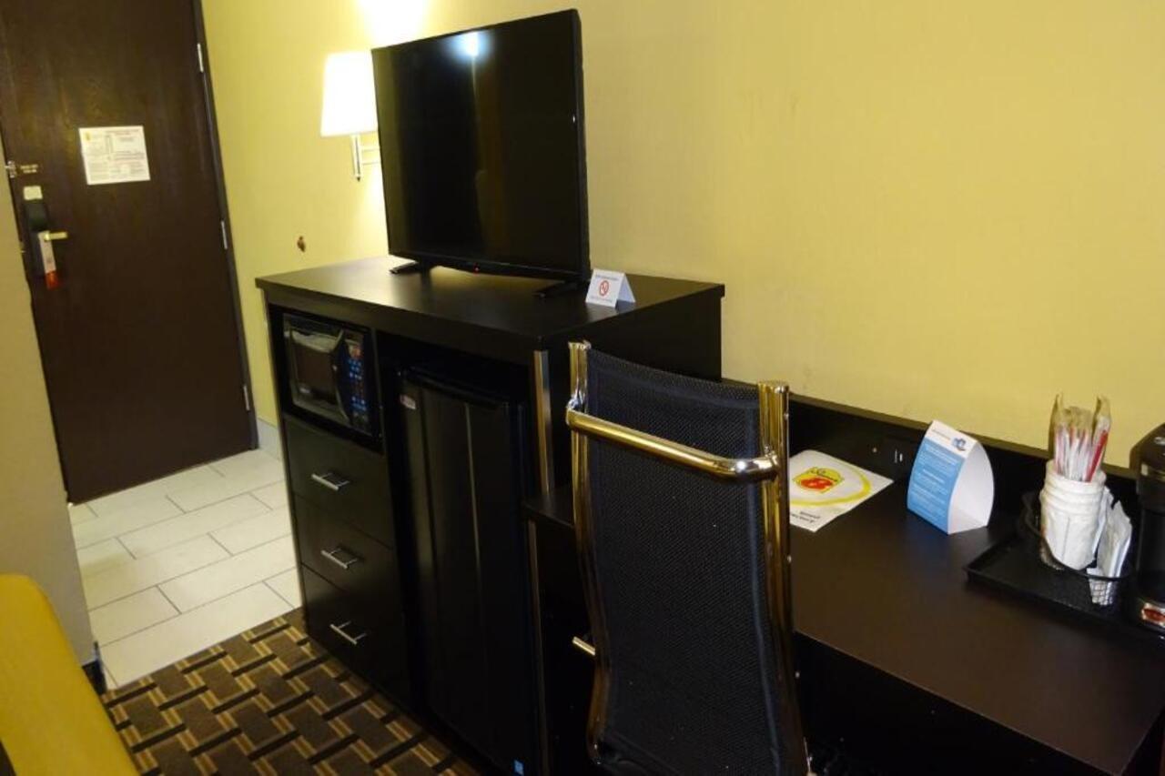 Super 8 By Wyndham Terre Haute Bagian luar foto