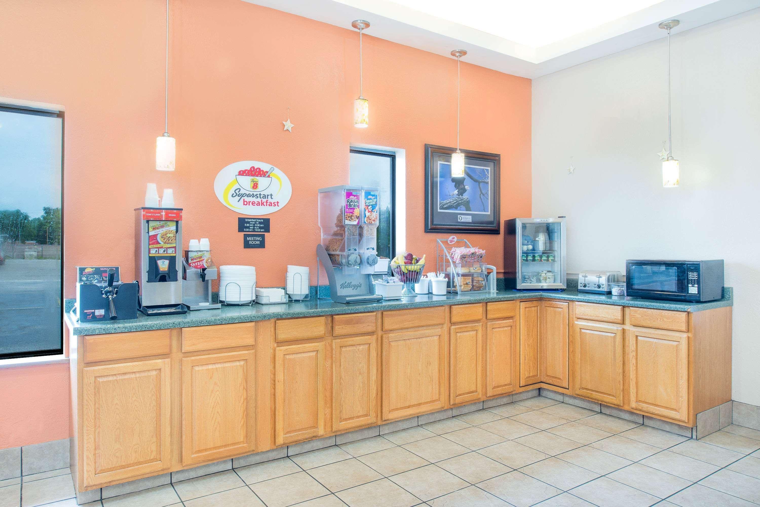 Super 8 By Wyndham Terre Haute Bagian luar foto
