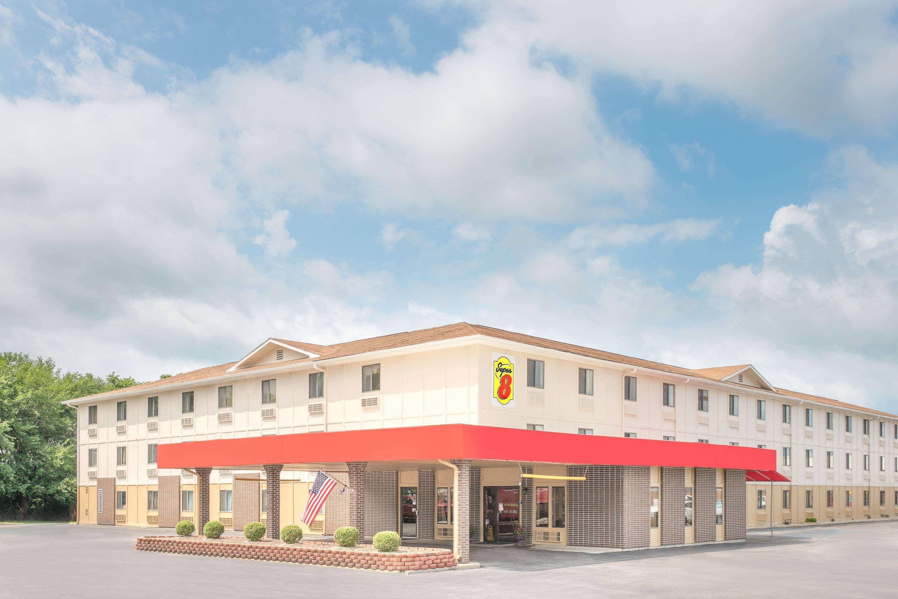 Super 8 By Wyndham Terre Haute Bagian luar foto