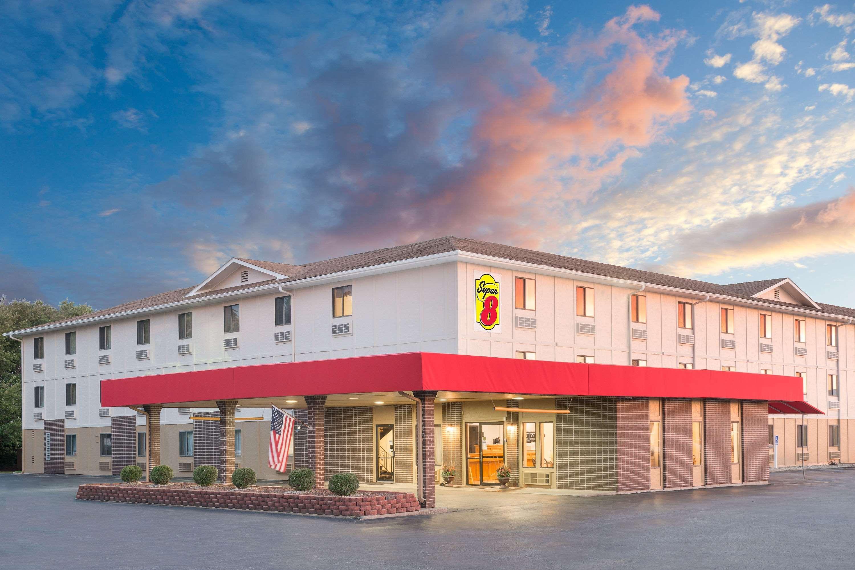 Super 8 By Wyndham Terre Haute Bagian luar foto