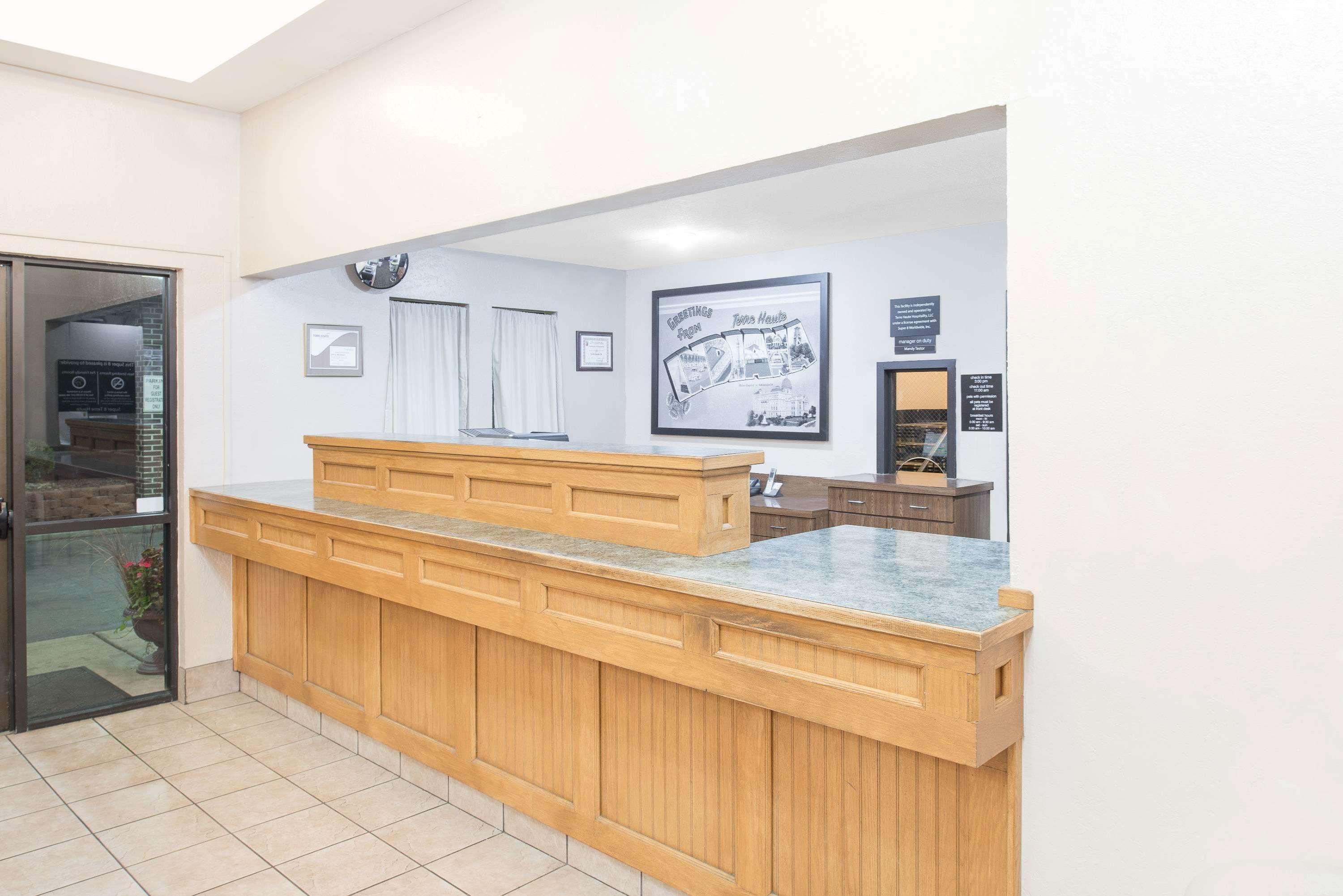 Super 8 By Wyndham Terre Haute Bagian luar foto