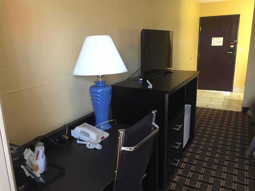 Super 8 By Wyndham Terre Haute Bagian luar foto