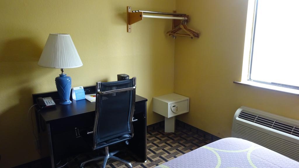 Super 8 By Wyndham Terre Haute Bagian luar foto