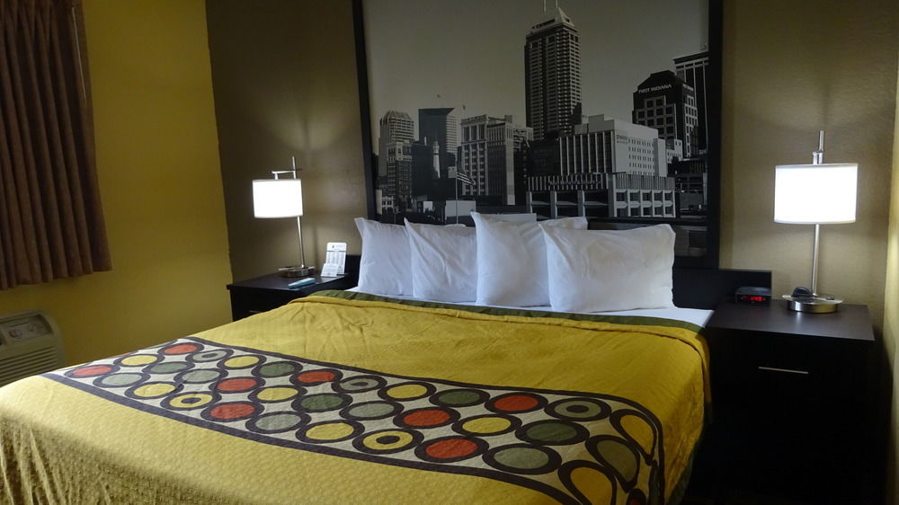 Super 8 By Wyndham Terre Haute Bagian luar foto