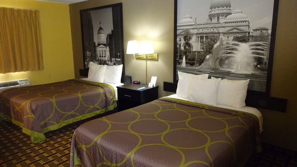 Super 8 By Wyndham Terre Haute Bagian luar foto