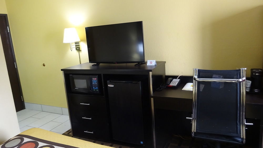 Super 8 By Wyndham Terre Haute Bagian luar foto
