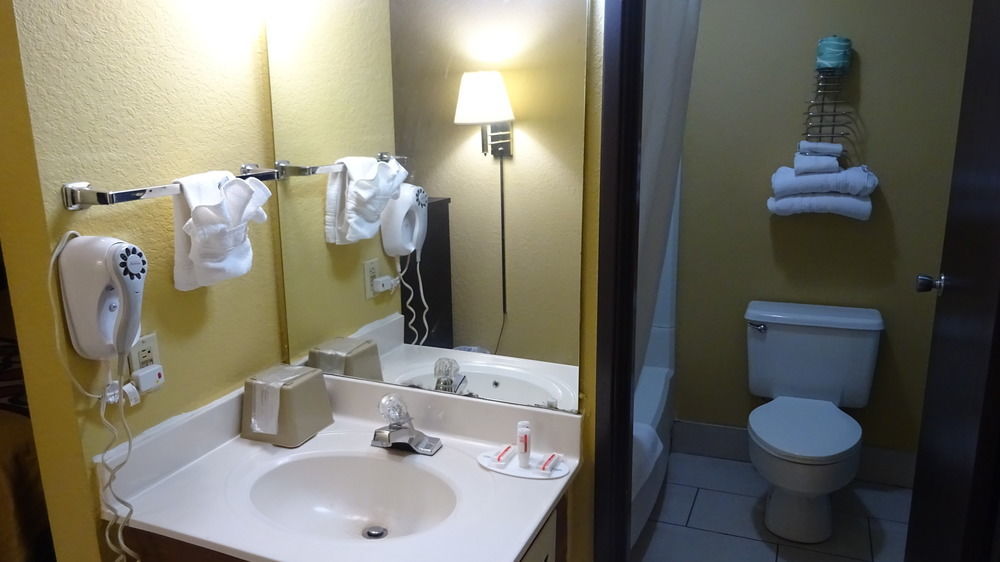 Super 8 By Wyndham Terre Haute Bagian luar foto