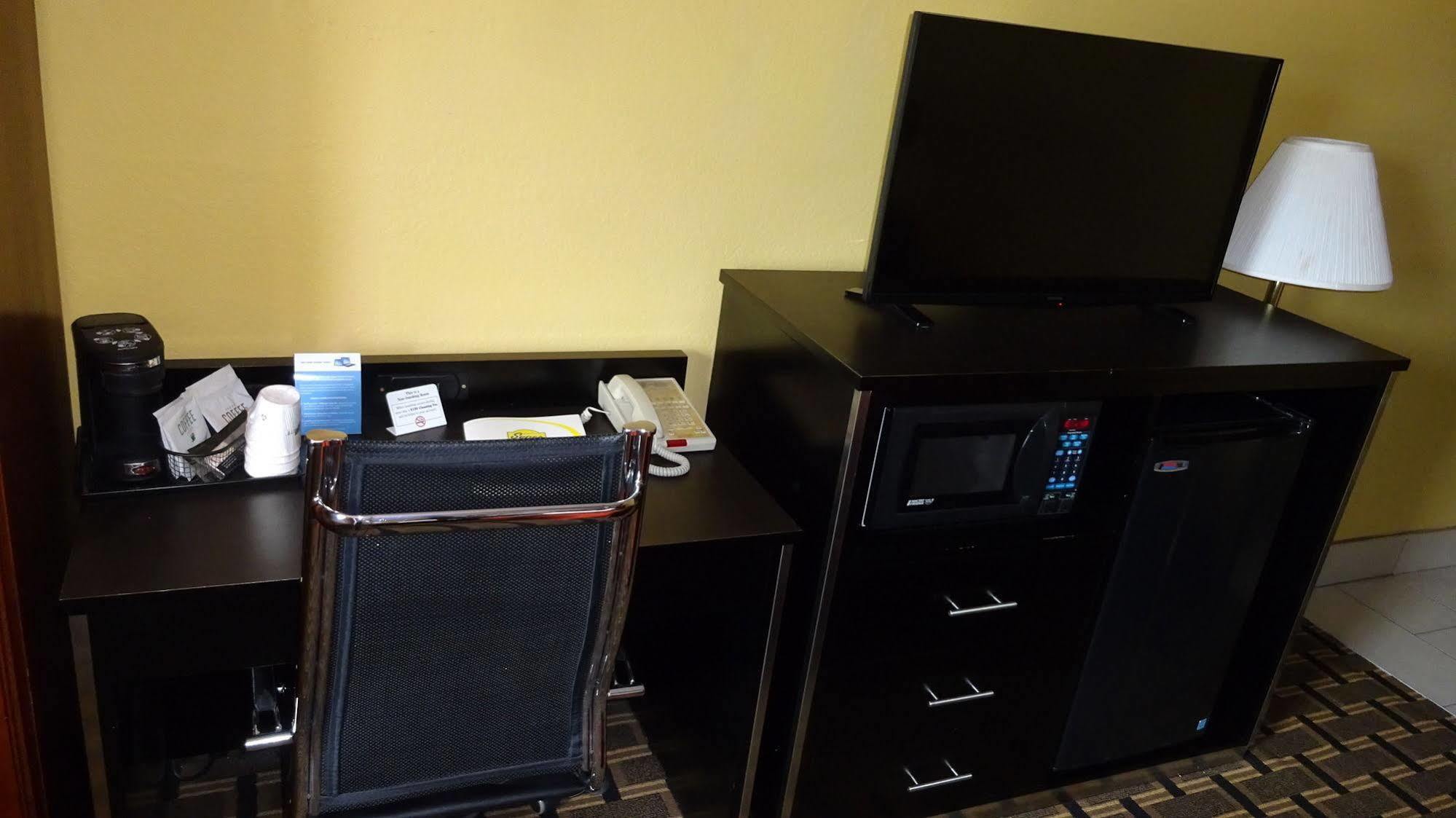 Super 8 By Wyndham Terre Haute Bagian luar foto